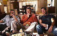 Tom (Doug Savant, M.) trifft sich mit Carlos (Ricardo Antonio Chavira, l.) und Mike (James Denton, r.), um Football zu sehen. Mike nutzt die Gelegenheit und fragt die beiden, was für ein Mensch er vor seinem Unfall gewesen ist.