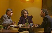 Kann einem Treffen mit seinen Eltern (R. Lee Ermey, l. und Diane Baker, M.) nicht länger aus dem Weg gehen: Dr. Gregory House (Hugh Laurie, r.)