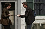 Der mit HIV infizierte Kalvin Ryan (Matthew John Armstrong, l.) fängt Dr. House (Hugh Laurie, r.) vor seiner Haustür ab, weil er hofft, von ihm Hilfe zu bekommen ...