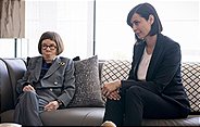 Hetty Lange (Linda Hunt, l.); Sarah MacKenzie (Catherine Bell, r.)