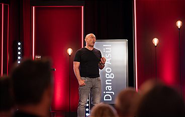 Django Asül - Live auf der Bühne!