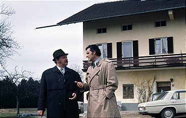 Tatort: Weißblaue Turnschuhe