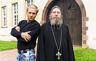 Ab ins Kloster! - Rosenkranz statt Randale