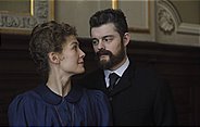 Pierre Curie (Sam Riley, re.) wird nicht nur Maries (Rosamund Pike, li.) Forschungspartner, sondern auch ihr Ehemann und die Liebe ihres Lebens.