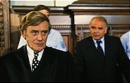 Karel Bosinsky (Edwin Marian, r.) wird des Waffenschmuggels und Mordes verdächtigt. Er sitzt auf der Anklagebank und wird von einem Anwalt (Horst Frank) vertreten, der mit allen Wassern gewaschen ist.
+++ Die Verwendung des sendungsbezogenen Materials ist nur mit dem Hinweis und Verlinkung auf RTL+