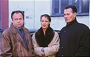 v.li.: Kommissar Stefan Kehler (Wolfgang Bathke) und Staatsanwältin Charlotte Glaser (Britta Schmeling) sprechen mit dem Ladenbesitzer Giller (Manfred Lehmann), vor dessen Geschäft ein Stadtstreicher ermordet wurde.
+++ Die Verwendung des sendungsbezogenen Materials ist nur mit dem Hinweis und Verli