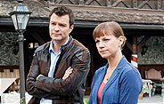 Im Bild: Jakob Seeböck (Lukas Roither), Kristina Sprenger (Karin Kofler).