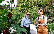 Im Bild: Denise Munk (Zoë Valks, r.) erklärt Nele Fehrenbach (Floriane Daniel, l.), wie man aus dem Wunderbaum Gift extrahieren kann.