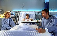 Im Bild: Hans Gruber (Heiko Ruprecht, r.) besucht Jonas (Fabian Elias Huber, m.) im Krankenhaus. Auch Susanne (Natalie O’Hara, l.) sitzt am Bett ihres Sohnes.