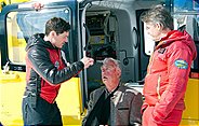Im Bild: Franz (Heinz Marecek, M.) hatte einen Unfall beim Transport des Christbaums. Tobias (Markus Brandl, l.) und Michael (Robert Lohr, r.) helfen sofort.