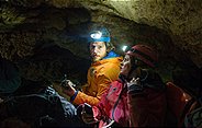 Im Bild: Die Bergretter Markus (Sebastian Ströbel) und Katharina (Luise Bähr) stecken fest. Werden ihre Kollegen sie in der unbekannten Höhle jemals finden?