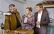 Im Bild: Die Cops Hansen (Igor Jeftic, r.) und Stadler (Dieter Fischer, l.) finden heraus, dass Eva Nussdorf (Nicoline Schubert, m.) ein Tatmotiv hat.