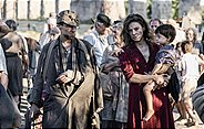 Im Bild: Ida Mancuso (Jasmine Trinca) muss mit ihrem kleinen Sohn Useppe (Christian Liberti) Rom verlassen und kommt in einer Notunterkunft in Pietralata auf dem Land unter. Dort lernt sie den verletzten Arbeiter Eppetondo (Elio Germano, li.) kennen.