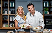 Im Bild: Silvia Schneider, Lukas Kienbauer ("Rindertatar|confiertes Eigelb| Kartoffelespuma" und "Puffreis Saibling | Chili-Limetten Mayo").