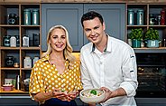 Im Bild: Silvia Schneider, Lukas Kienbauer ("Einkorn mit Pilzen und Sauwaldtrüffel" und "Erdbeere, Eierlikör und Hollerblüten").