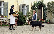 Im Bild: Oskar (Philipp Franck) belügt Schwester Agnes (Emanuela von Frankenberg) damit er bleiben darf.