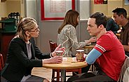 Kann Sheldon (Jim Parsons, r.) Howards kühle Mutter Beverly (Christine Baranski, l.) davon überzeugen, netter zu ihrem Sohn zu sein?