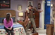 Während sich Sheldon (Jim Parsons, r.) gemeinsam mit Leonard auf den Weg macht zu einer Vorlesung nach Berkeley macht, gerät Amy (Mayim Bialik, l.) in ein ganz besonderes Tischtennis-Turnier ...