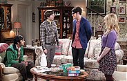 Schafft es Josh (Matt Bennett, 2.v.r.), Bernadette (Melissa Rauch, r.), Howard (Simon Helberg, 2.v.l.) und Raj (Kunal Nayyar, l.) von seiner wahren Identität zu überzeugen?