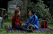 Lässt sich Raj (Kunal Nayyar, r.) breitschlagen, Emilys (Laura Spencer, l.) Fantasie zu erfüllen und mit ihr auf dem Friedhof zu schlafen?