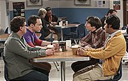 Raj (Kunal Nayyar, r.) und Leonard (Johnny Galecki, l.) können in Ruhe an ihrem Projekt arbeiten, während Sheldon (Jim Parsons, 2.v.l.) und Howard (Simon Helberg, 2.v.r.) sich ärgern, dass sie nicht mitmachen dürfen ...