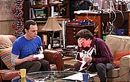 Irgendetwas scheint mit der Drohne nicht zu funktionieren. Sheldon (Jim Parsons, l.) und Howard (Simon Helberg, r.) fassen einen Plan ...