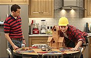 Stolz präsentiert Walden (Ashton Kutcher, r.), was er handwerklich so alles geleistet hat, doch selbst Alan (Jon Cryer, l.), der auch nicht gerade ein Baumarkt-Fan ist, scheint wenig überzeugt ...