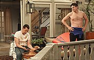 Fast wie ein Liebespaar: Walden (Ashton Kutcher, r.) beobachtet Alan (Jon Cryer, l.) bei seiner Arbeit an der Töpferscheibe - romantisch wie einst Demie Moore und Patrick Swayze ...
