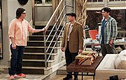 Barry (Clark Duke, l.) und Walden (Ashton Kutcher, M.) diskutieren mit Alan (Jon Cryer, M.) sein Katz- und Maus-Spiel als "Jeff Starkmann". Walden will ihn unbedingt von seinen Eskapaden abbringen ...