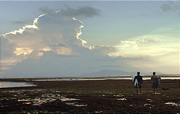 Surf Film: Surfer, Rivalen & eineiige Zwillinge