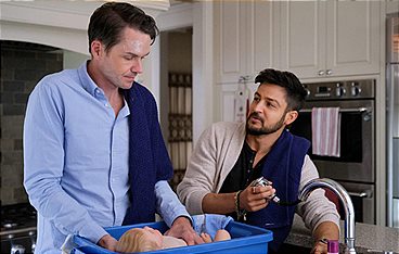 Drei Weihnachtsmänner und ein Baby