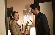 Der Therapeut Dr. Bernie Shaw, der seine Patienten zum Fremdgehen ermutigte, ist ermordet worden. Lucifer und Chloe nehmen die Hilfe von Dr. Linda in Anspruch, um in Dr. Shaws Akten nach Verdächtigen zu suchen.
+++ Die Verwendung des sendungsbezogenen Materials ist nur mit dem Hinweis und Verlinkun